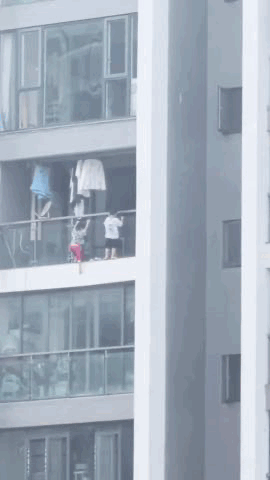 两小孩爬出17楼阳台用玻璃护栏做引体向上