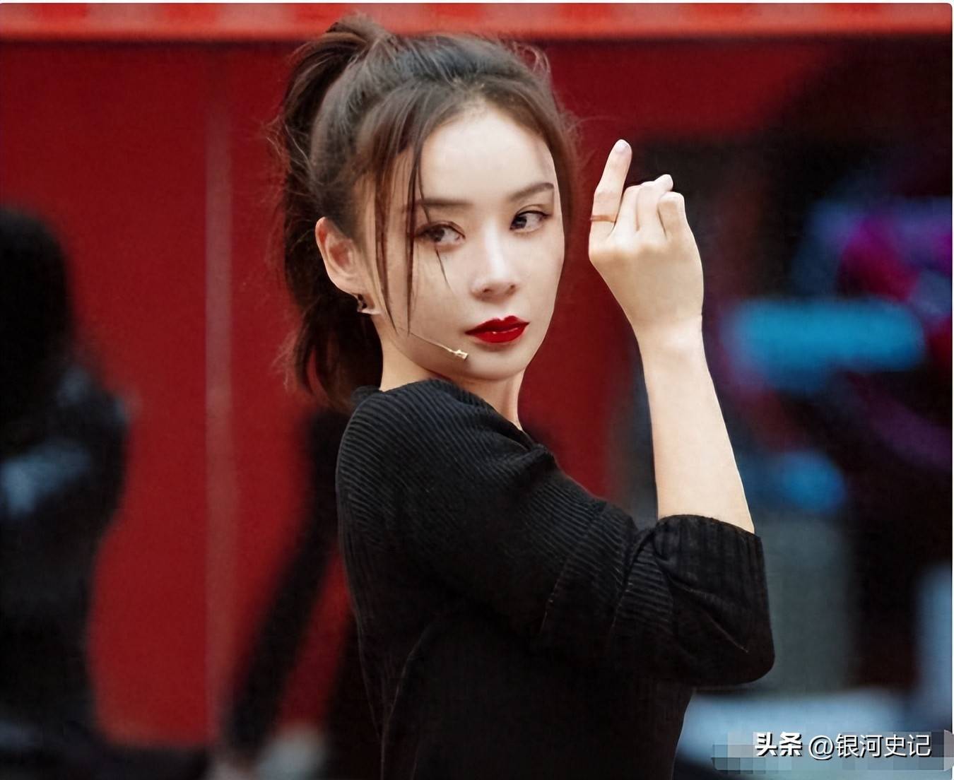 演员袁姗姗回襄阳坐妈妈电动车逛街一路狂吃